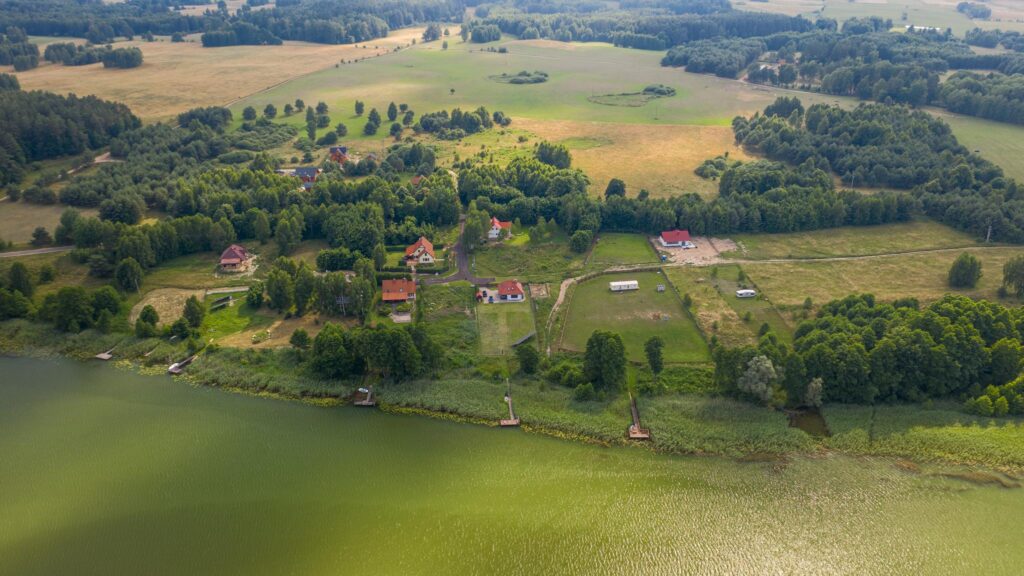 Atrakcyjna działka z dostępem do prywatnej plaży - zdjęcie 2