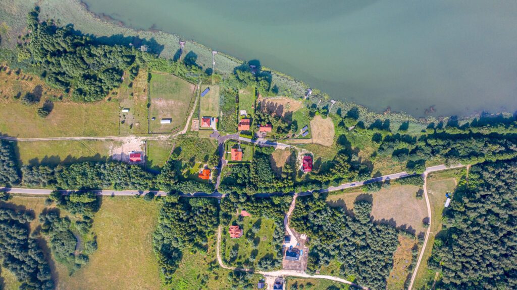 Atrakcyjna działka z dostępem do prywatnej plaży - zdjęcie 10
