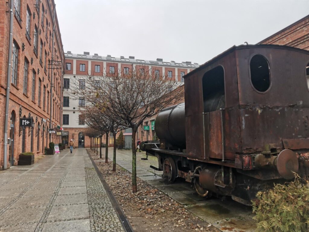 Unikalne dwupoziomowe mieszkanie w sercu Żyrardowa - zdjęcie 4