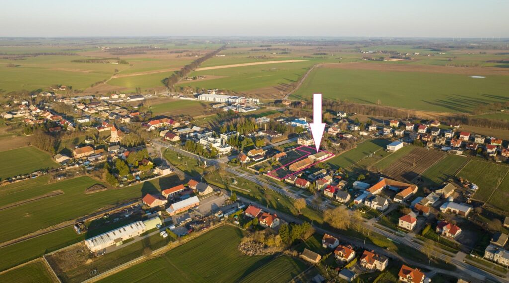 Sprzedam działkę pod myjnię samochodową w Uzdowie - zdjęcie 1
