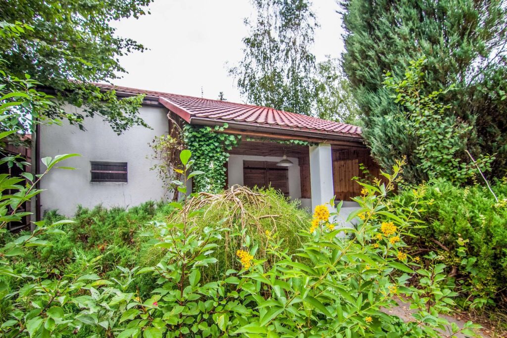 Dwa domki nad jeziorem Białym, działka blisko 8a. - zdjęcie 3