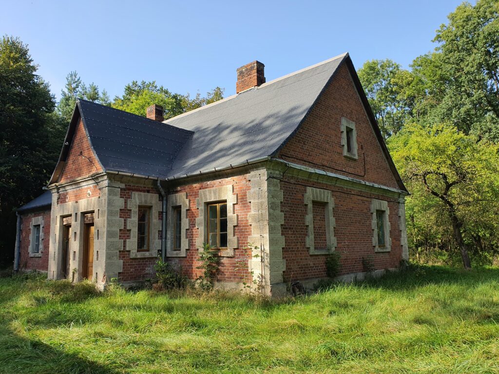 "Gajówka Smuga " - Dworek w lesie z historią - zdjęcie 1