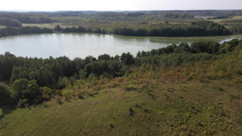 Urokliwa działka z linią brzegową w Mokinach - zdjęcie 9