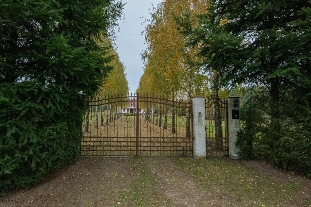 Dworek z dużą działką blisko lasu i jeziora - zdjęcie 28