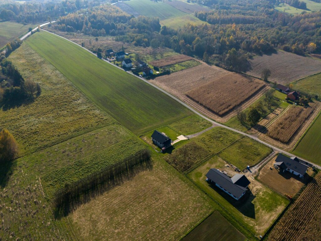 Działka pod zabudowę mieszkaniowo-usługową - zdjęcie 2