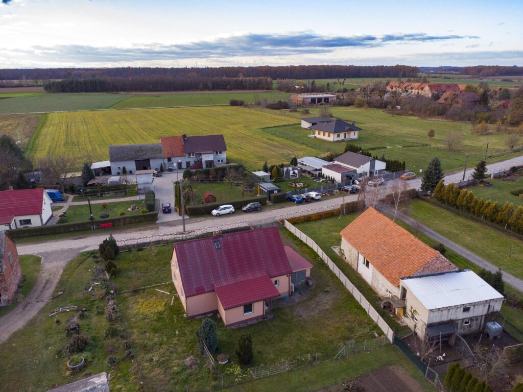 Dom po termomodernizacji - spokojna okolica - zdjęcie 6