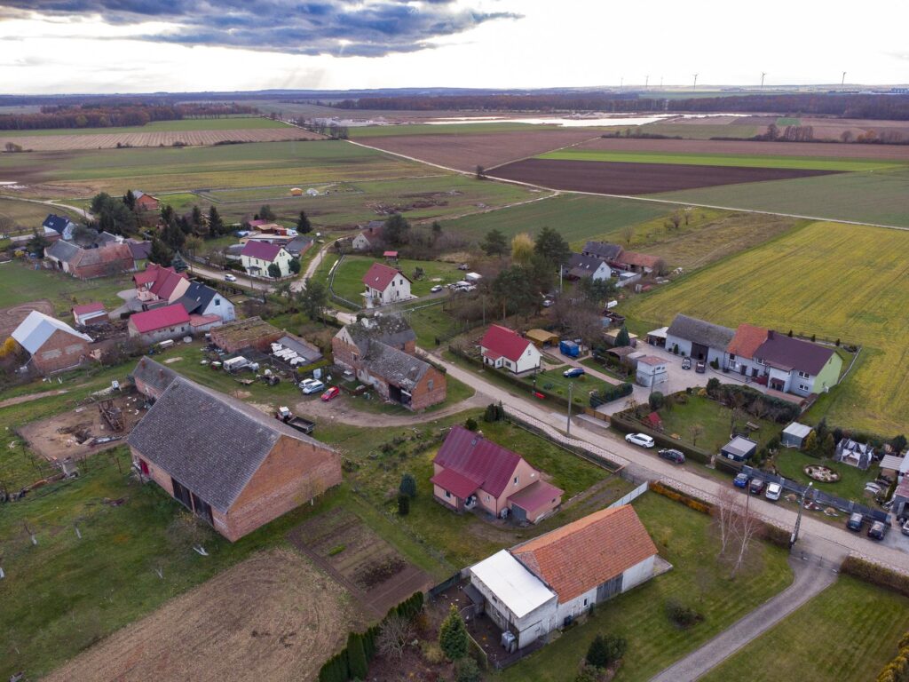 Dom po termomodernizacji - spokojna okolica - zdjęcie 7