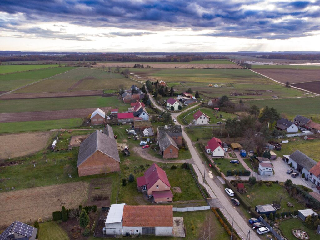 Dom po termomodernizacji - spokojna okolica - zdjęcie 4