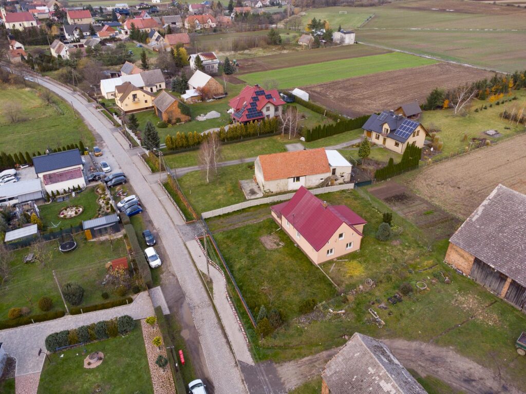Dom po termomodernizacji - spokojna okolica - zdjęcie 9