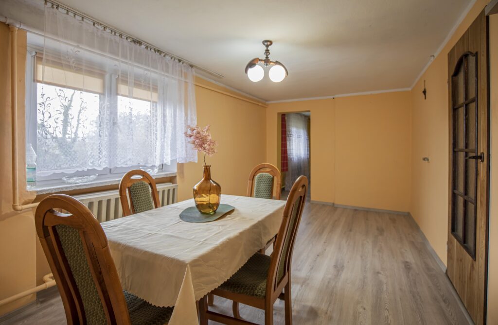 Dom z basenem w spokojnej okolicy Kotowic - zdjęcie 2