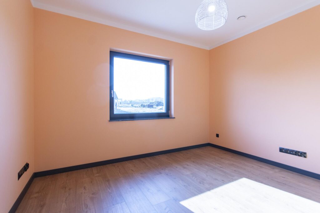 Nowoczesny dom parterowy z fotowoltaiką - zdjęcie 14
