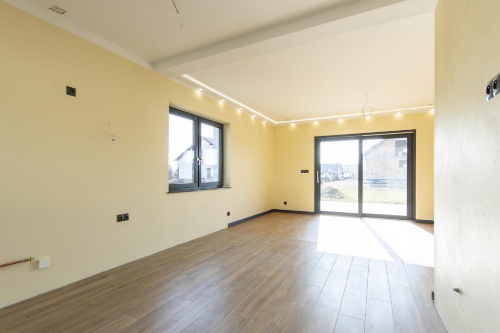 Nowoczesny dom parterowy z fotowoltaiką - zdjęcie 10