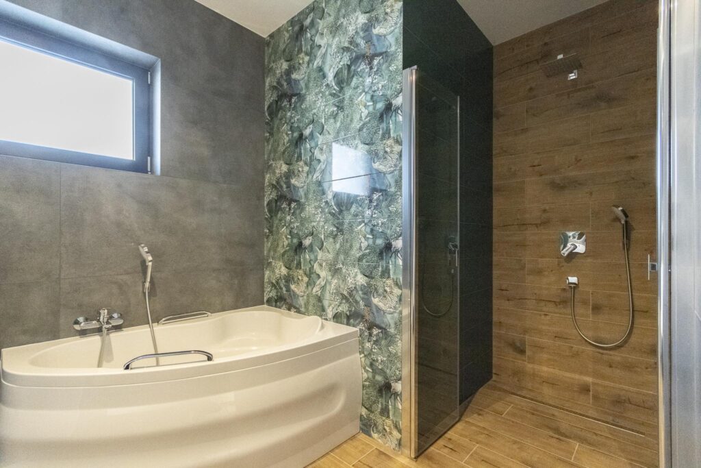 Nowoczesny dom parterowy z fotowoltaiką - zdjęcie 7