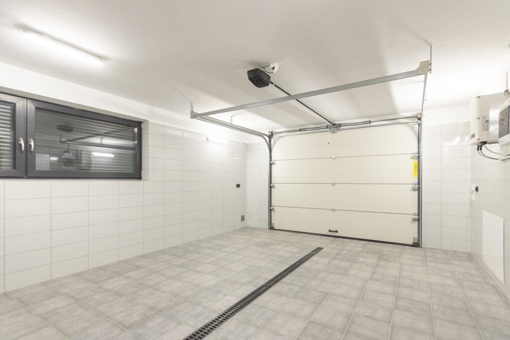 Nowoczesny dom parterowy z fotowoltaiką - zdjęcie 18