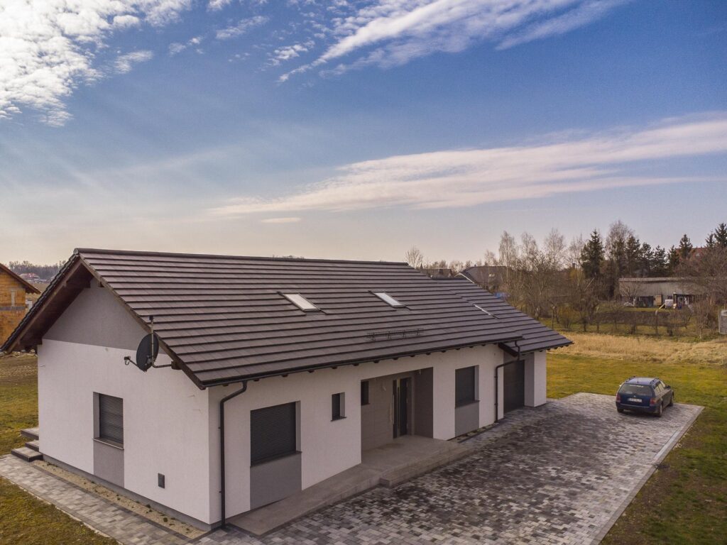 Nowoczesny dom parterowy z fotowoltaiką - zdjęcie 3