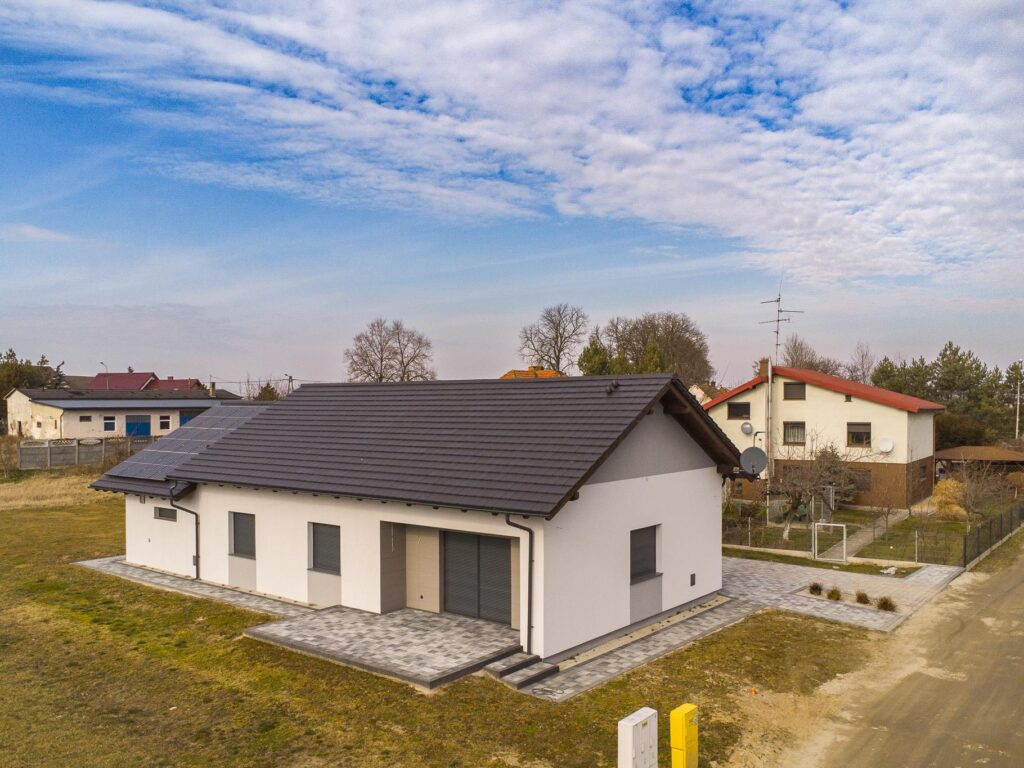 Nowoczesny dom parterowy z fotowoltaiką - zdjęcie 2