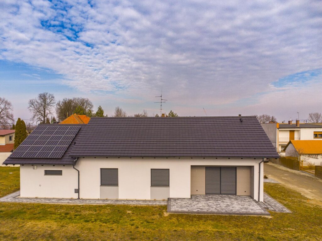 Nowoczesny dom parterowy z fotowoltaiką - zdjęcie 1