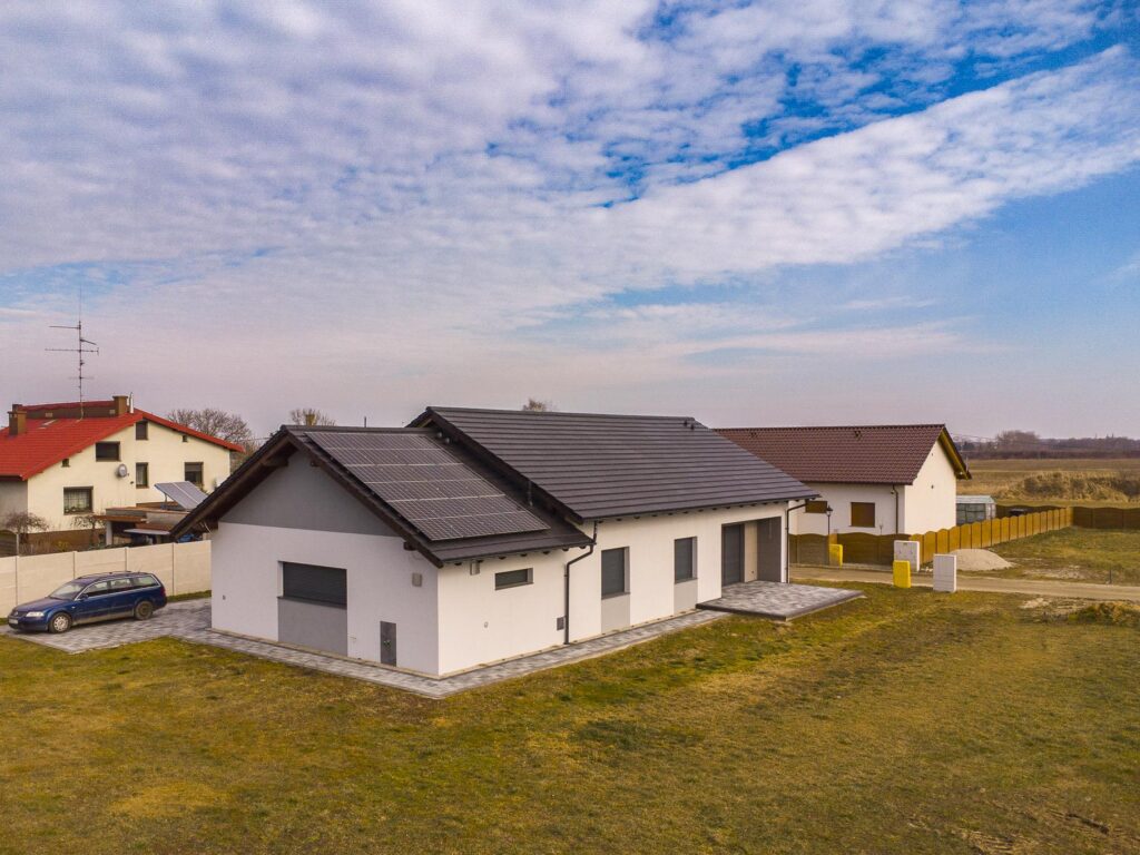 Nowoczesny dom parterowy z fotowoltaiką - zdjęcie 19