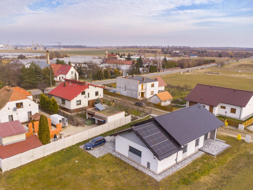Nowoczesny dom parterowy z fotowoltaiką - zdjęcie 21