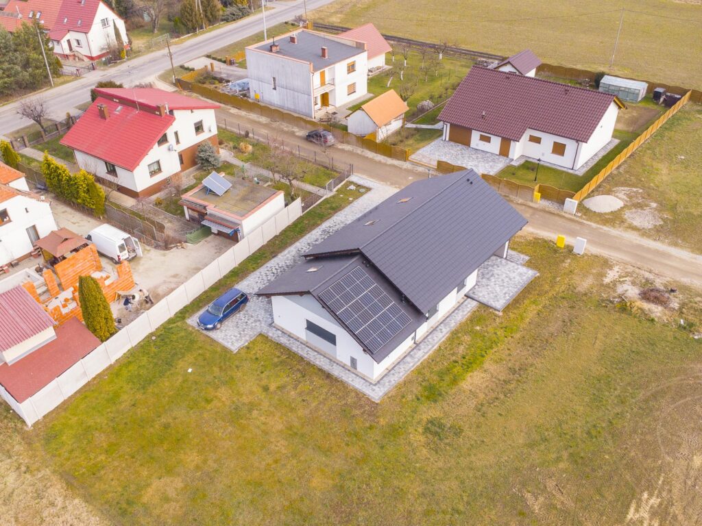 Nowoczesny dom parterowy z fotowoltaiką - zdjęcie 4
