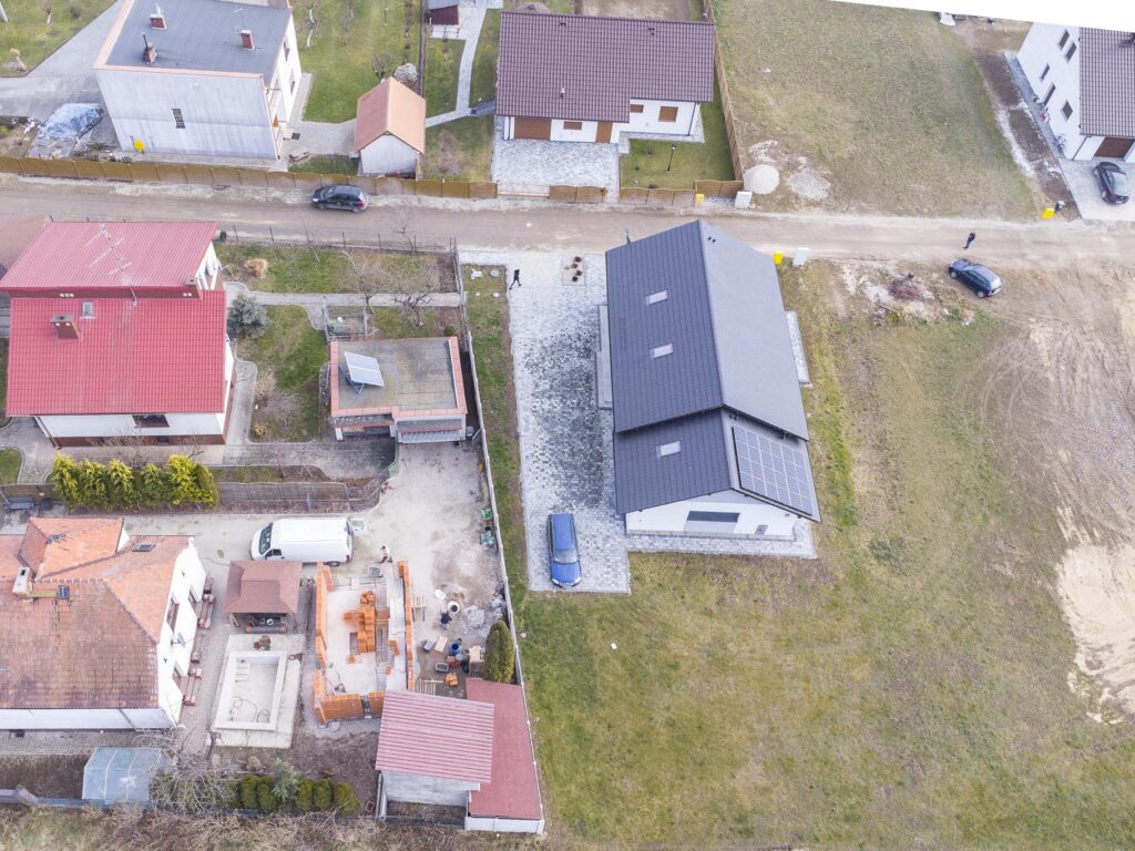 Nowoczesny dom parterowy z fotowoltaiką - zdjęcie 20