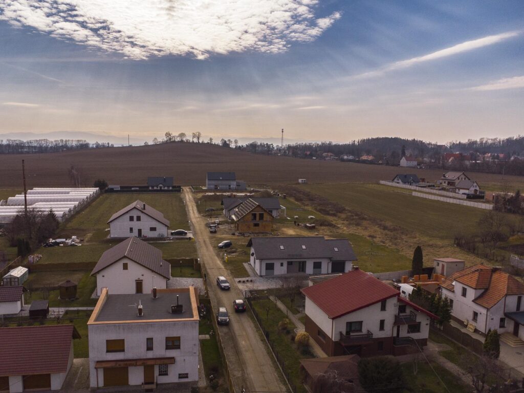 Nowoczesny dom parterowy z fotowoltaiką - zdjęcie 5