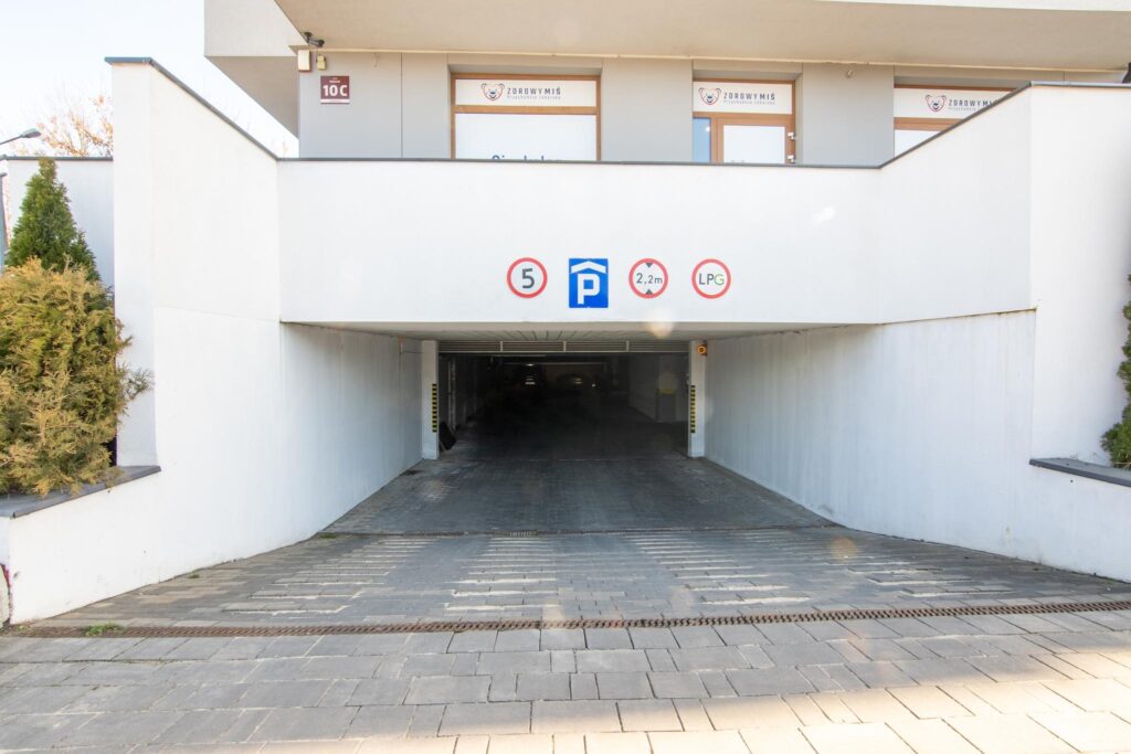 Apartament z trzema balkonami i garażem podziemnym - zdjęcie 50