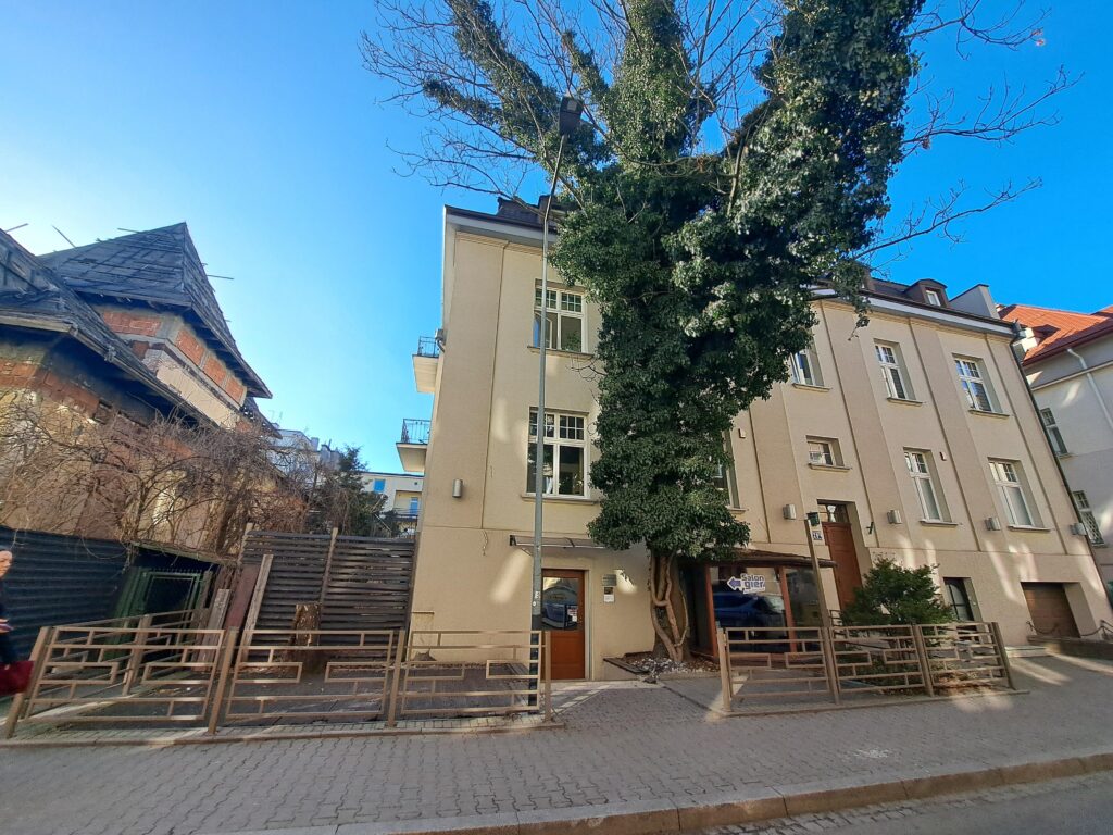 70 m lokal z działającym Whisky Barem i kasynem - zdjęcie 1