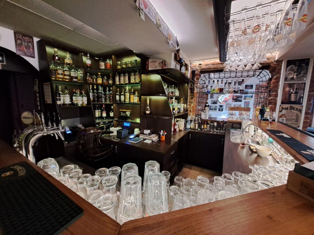 70 m lokal z działającym Whisky Barem i kasynem - zdjęcie 3