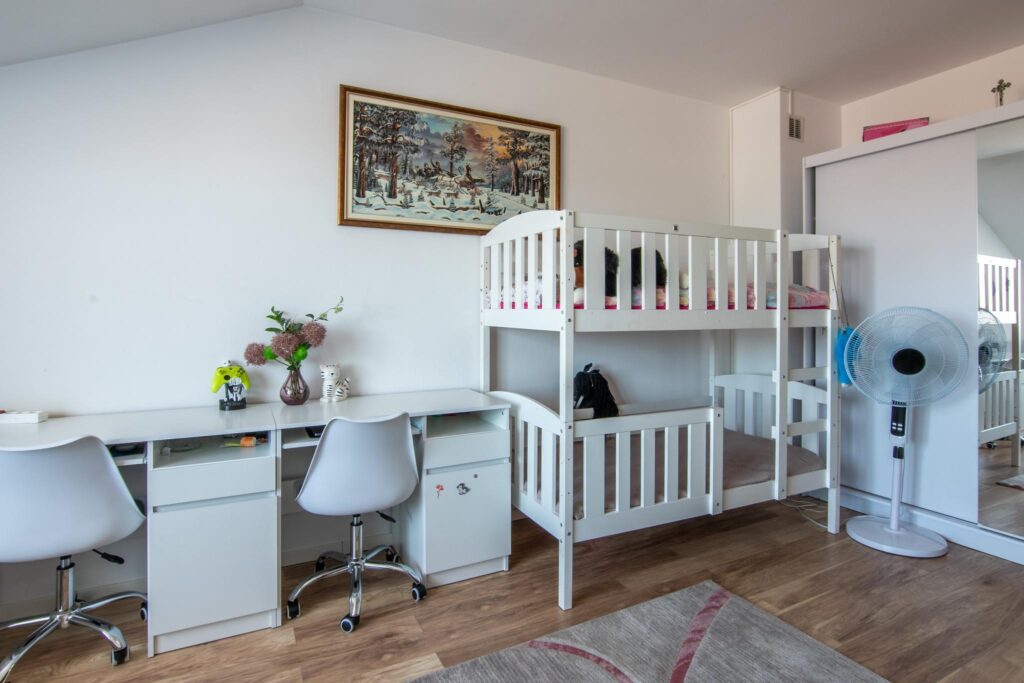 Piękny dom w zabudowie szeregowej z ogrodem - zdjęcie 32