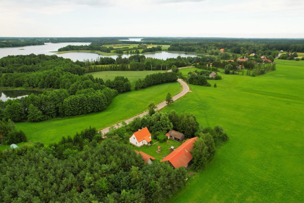 Sielski dom z własnym lasem blisko jeziora - zdjęcie 2