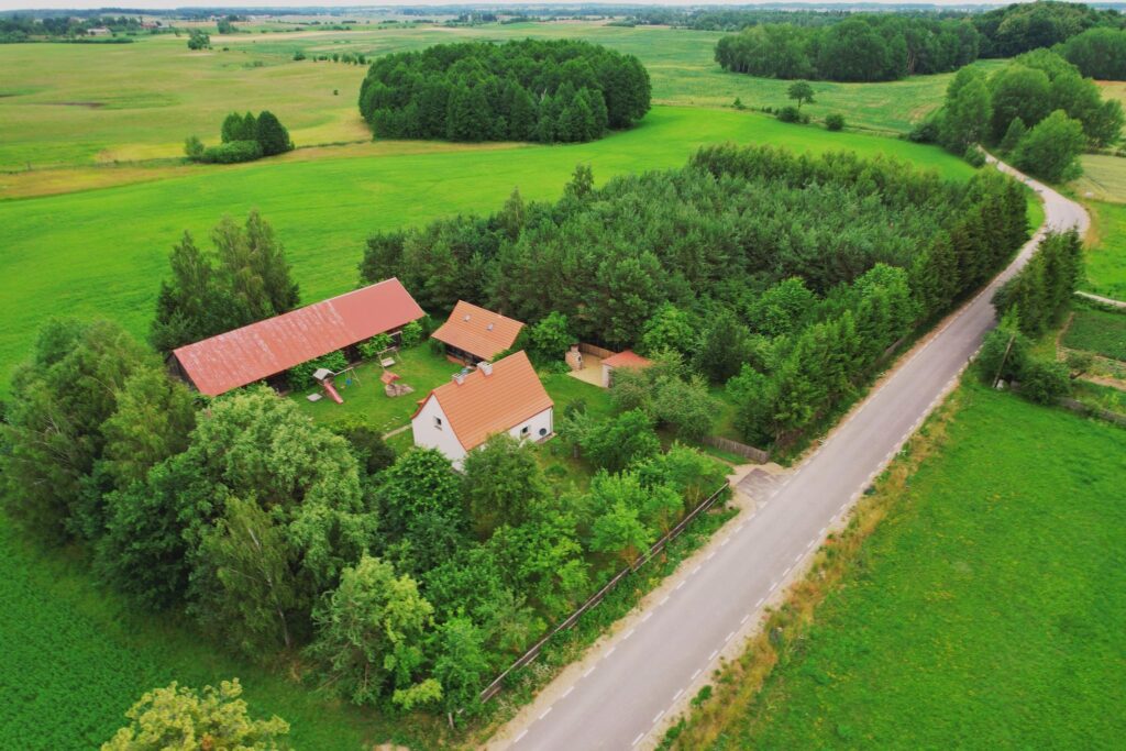 Sielski dom z własnym lasem blisko jeziora - zdjęcie 3