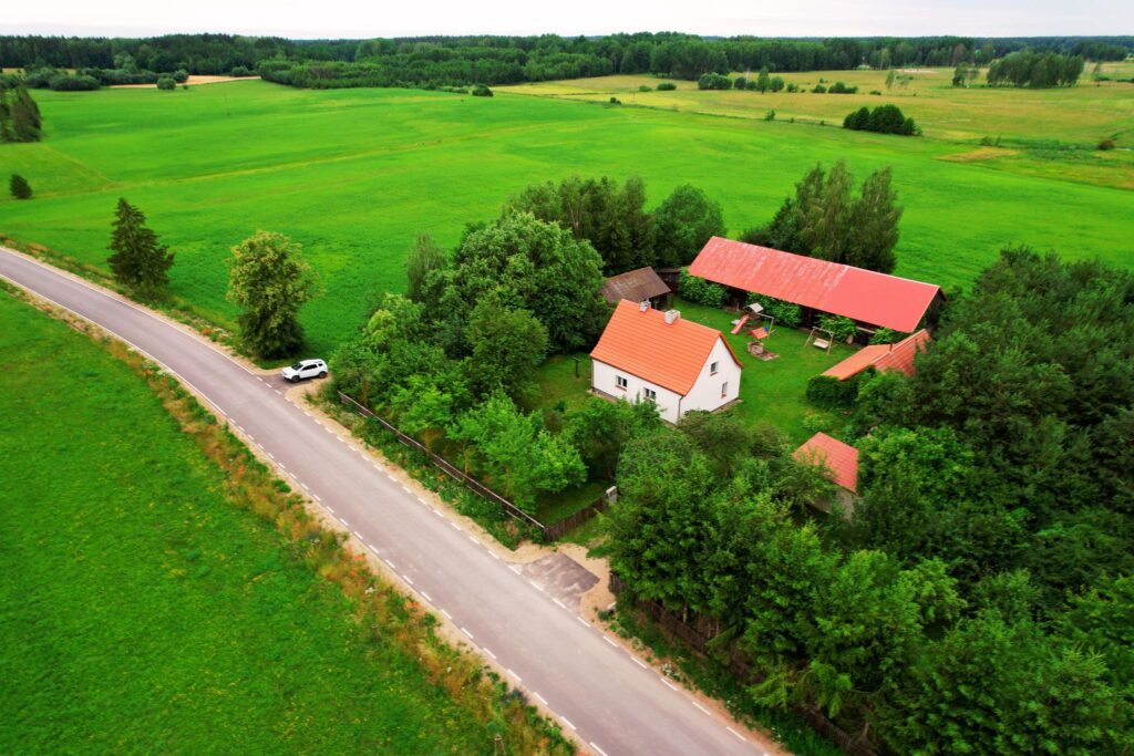 Sielski dom z własnym lasem blisko jeziora - zdjęcie 4