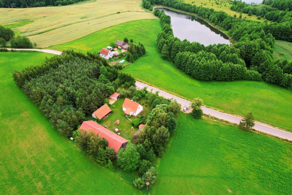 Sielski dom z własnym lasem blisko jeziora - zdjęcie 7
