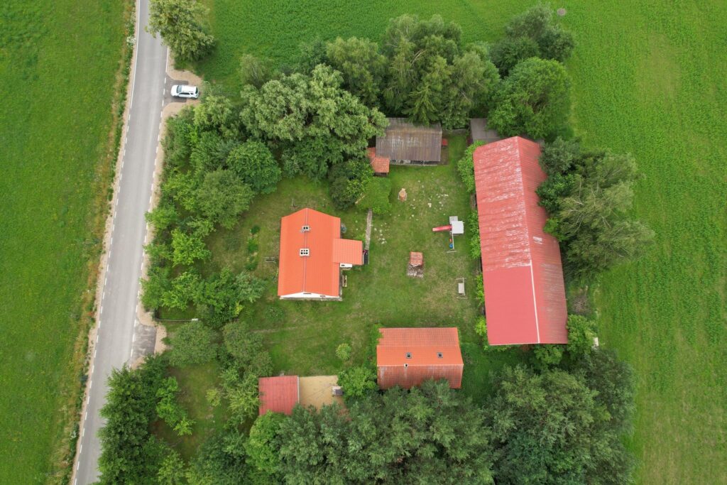 Sielski dom z własnym lasem blisko jeziora - zdjęcie 19