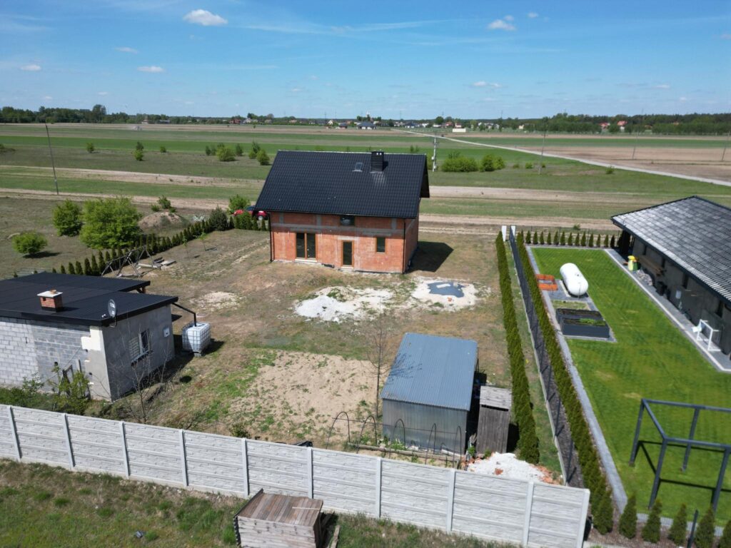 Dom  z dodatkowym budynkiem mieszkalnym - zdjęcie 4