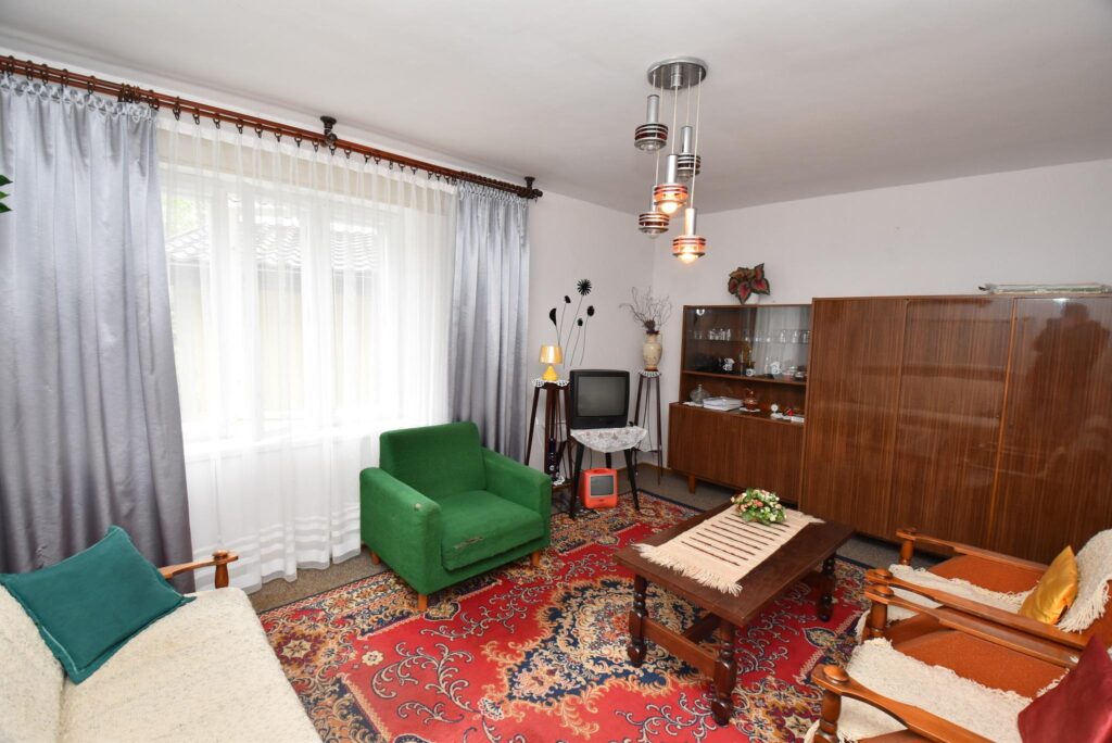 Domek w otoczeniu zieleni, Skomlin - zdjęcie 3