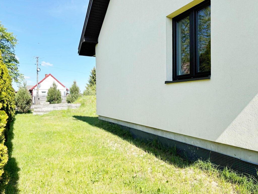 Nowy, parterowy dom + poddasze-na działce 1000 m2 - zdjęcie 4