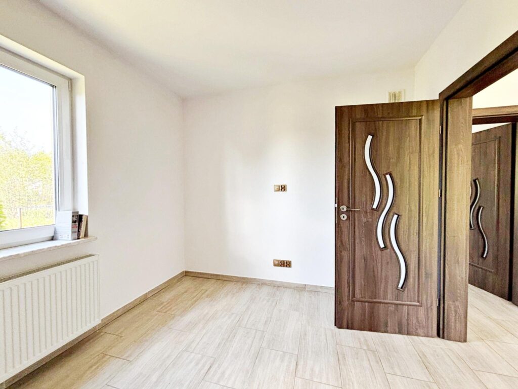 Nowy, parterowy dom + poddasze-na działce 1000 m2 - zdjęcie 9