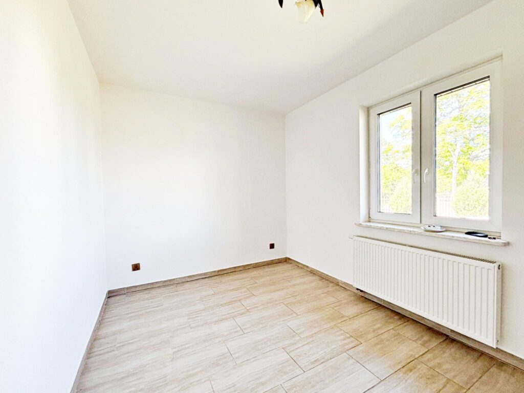 Nowy, parterowy dom + poddasze-na działce 1000 m2 - zdjęcie 3